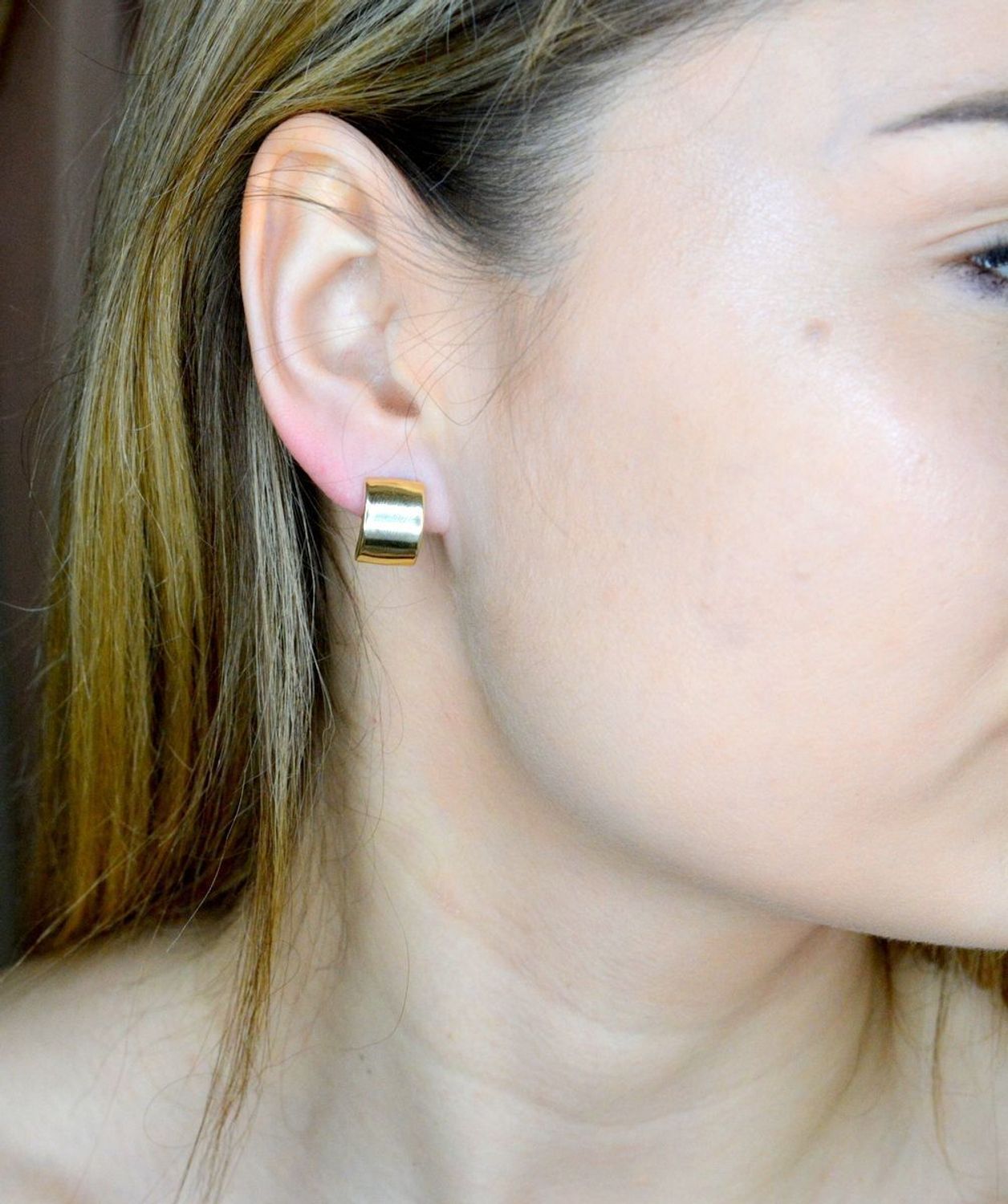 Złote kolczyki 375 gładkie angielskie KL 7067C 375. Złote kolczyki wykonane z najwyższej jakości żółtego złota, próba 375, waga około 1,37 gram. Kolczyki w minimalistycznym stylu, wpisujące się w obecne trendy modowe..jpg